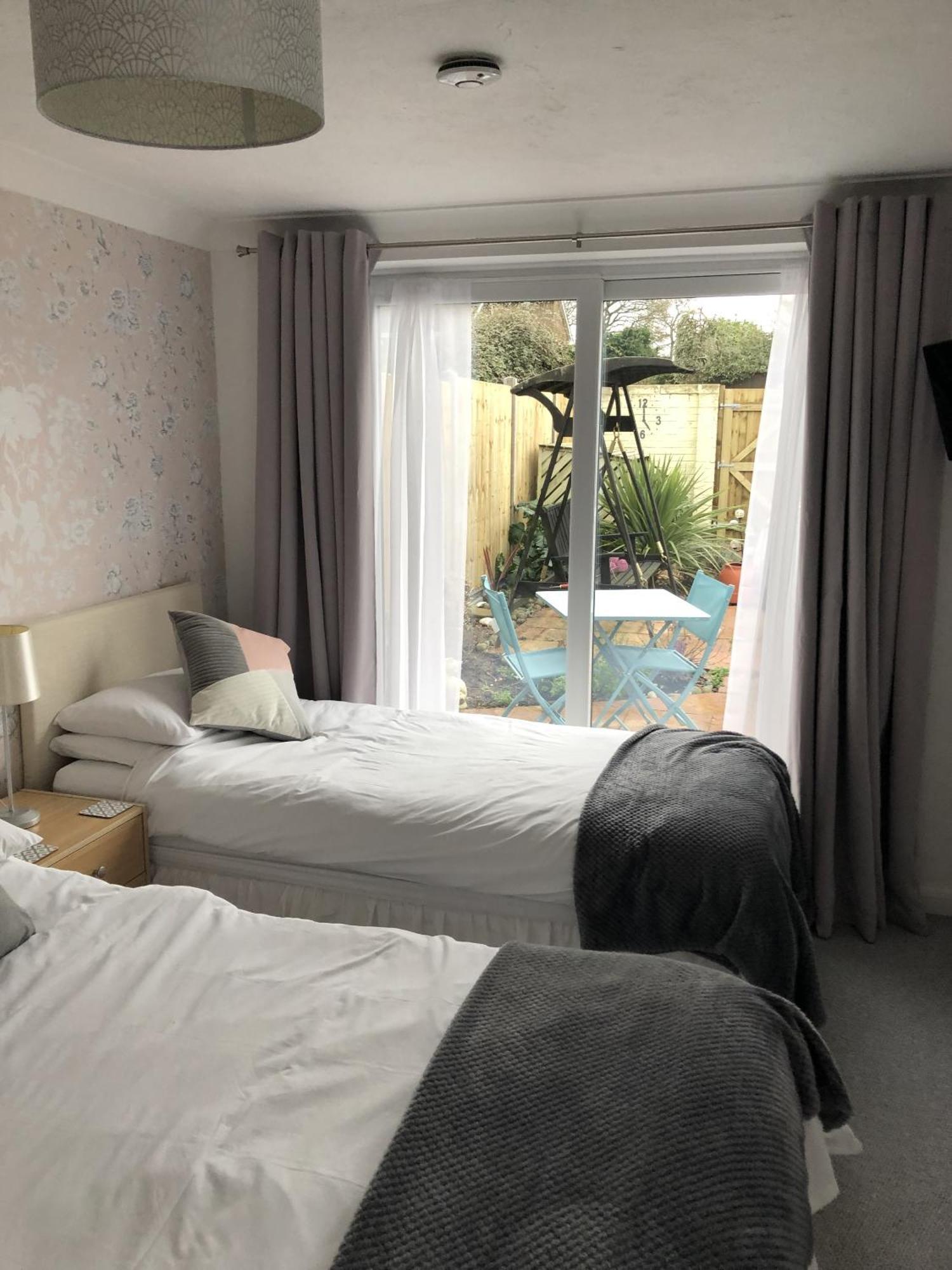 Basingstoke En Suite Room In Garden Annex מראה חיצוני תמונה
